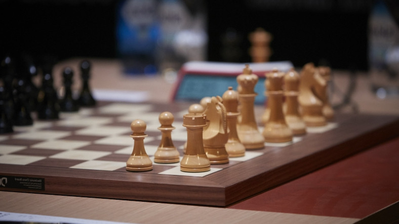 Satranç Ustası Turnuvada Telefonuyla Hile Yaparken Yakalandı